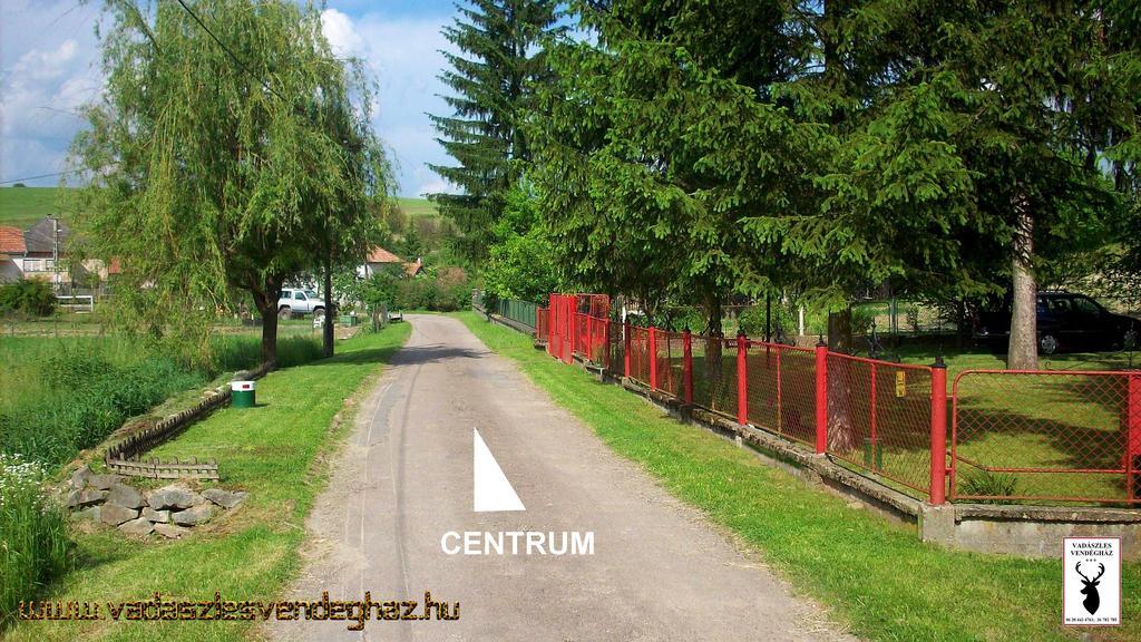Vadaszles Vendeghaz Bukkszentmarton Buitenkant foto