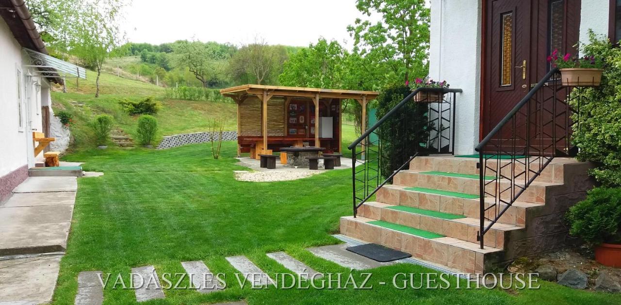Vadaszles Vendeghaz Bukkszentmarton Buitenkant foto
